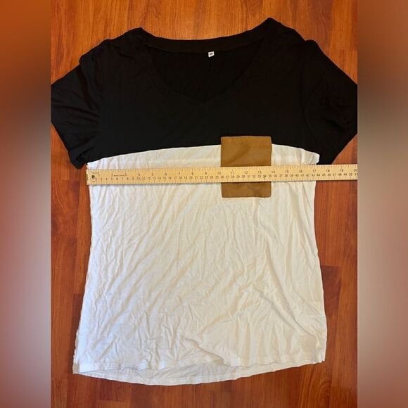 NWOT. Black-and-white simple blouse top. Size medium. - Picture 4 of 6